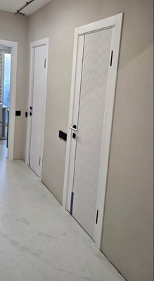 Межкомнатная дверь Wanmark Синди-5М белая эмаль с черным молдингом ДГ