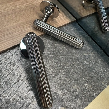 Дверная ручка из хрома UNIQA collection 012 серебро